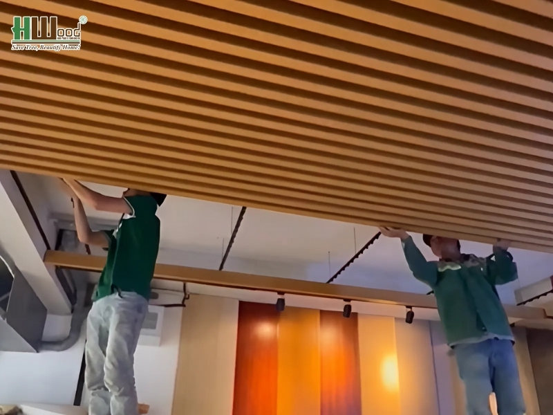 Đảm bảo khoảng cách đều giữa các thanh lam gỗ nhựa