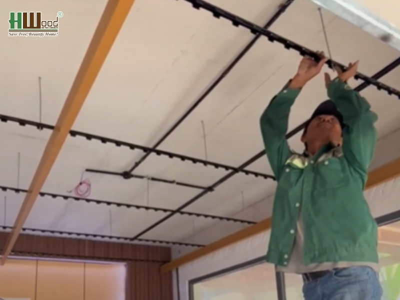 Lắp đặt hệ khung xương chắc chắn cho lam gỗ nhựa