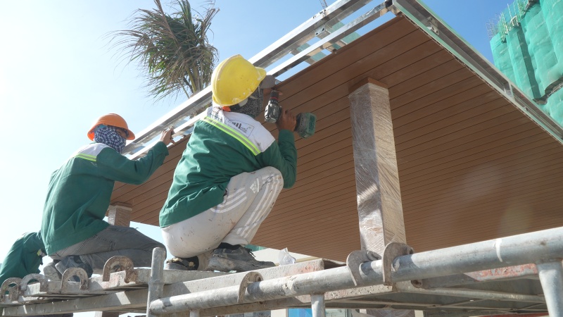 Thi công mái cabana tại Ixora Hồ Tràm với hệ khung thép và ốp gỗ nhựa ASA, đảm bảo độ bền và tính thẩm mỹ cho khu nghỉ dưỡng ven biển.