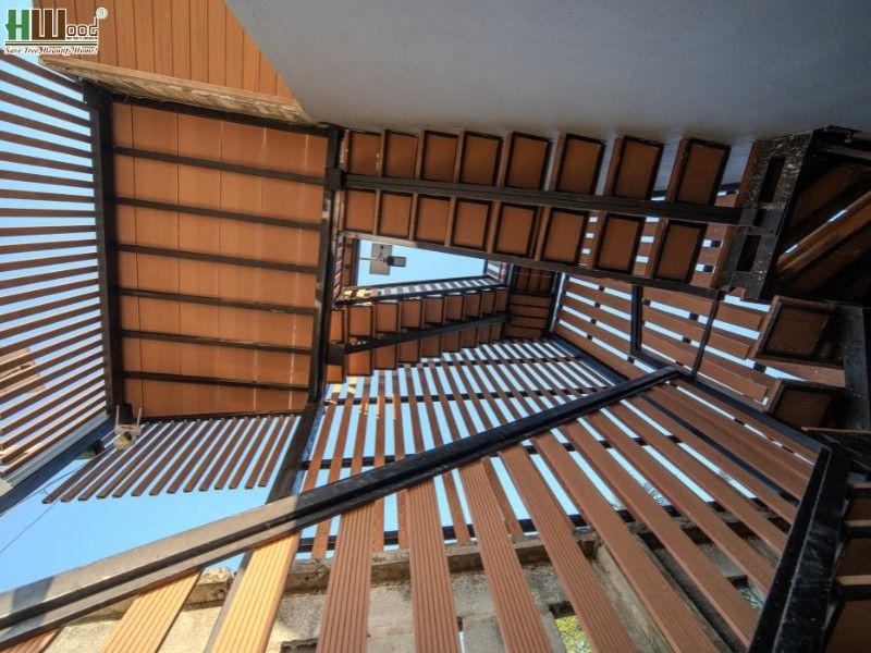 Hệ cầu thang nhiều tầng dùng thanh đa năng gỗ nhựa — đồng bộ, bền chắc ngoài trời