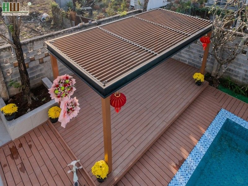 Hệ Pergola lam gỗ nhựa nhìn từ trên — mái lọc nắng, trụ vững chắc ngoài trời