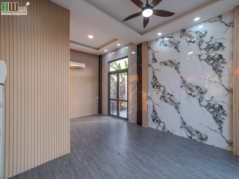 Lam sóng nội thất ốp tường phòng khách kết hợp đá marble tạo điểm nhấn không gian sống hiện đại