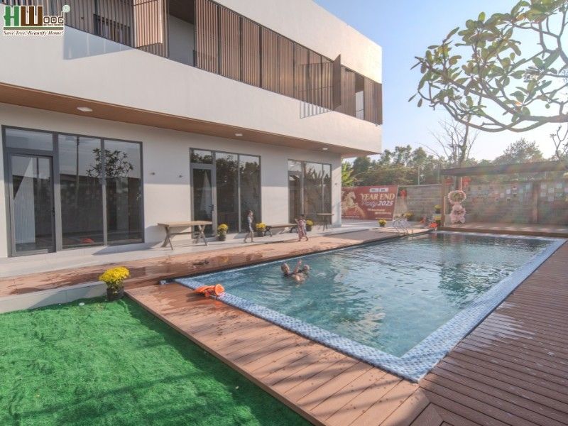 Sàn gỗ ngoài trời lát xung quanh hồ bơi biệt thự — bề mặt chống trơn trượt, thoát nước tốt