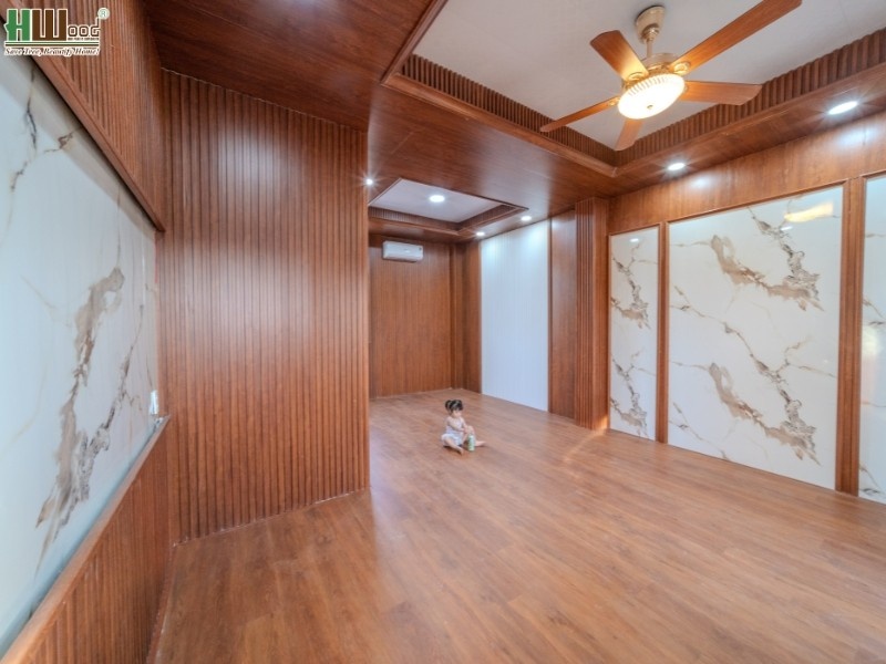 Tấm ốp PVC vân gỗ ốp tường trần — không gian ấm áp, an toàn cho cả gia đình