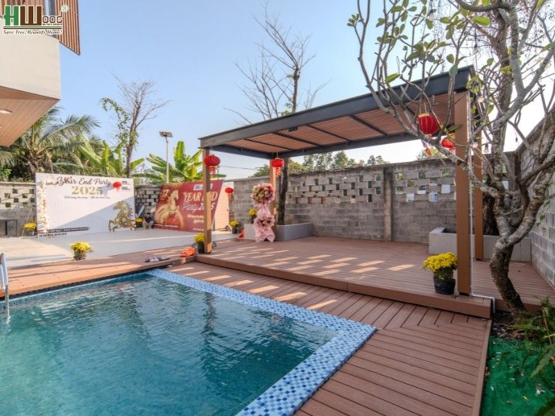 Toàn cảnh Pergola và sàn gỗ ngoài trời hồ bơi — không gian ngoại thất đồng bộ