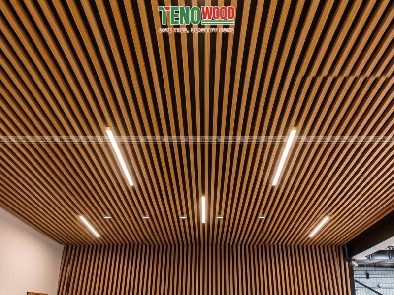 Lam treo Tenowood ốp trần phòng khách hiện đại kết hợp đèn chiếu sáng