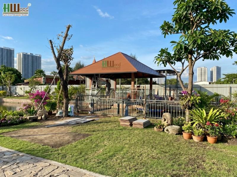 Mái chòi nghỉ gỗ nhựa HWOOD bền đẹp giữa khuôn viên sân vườn xanh mát